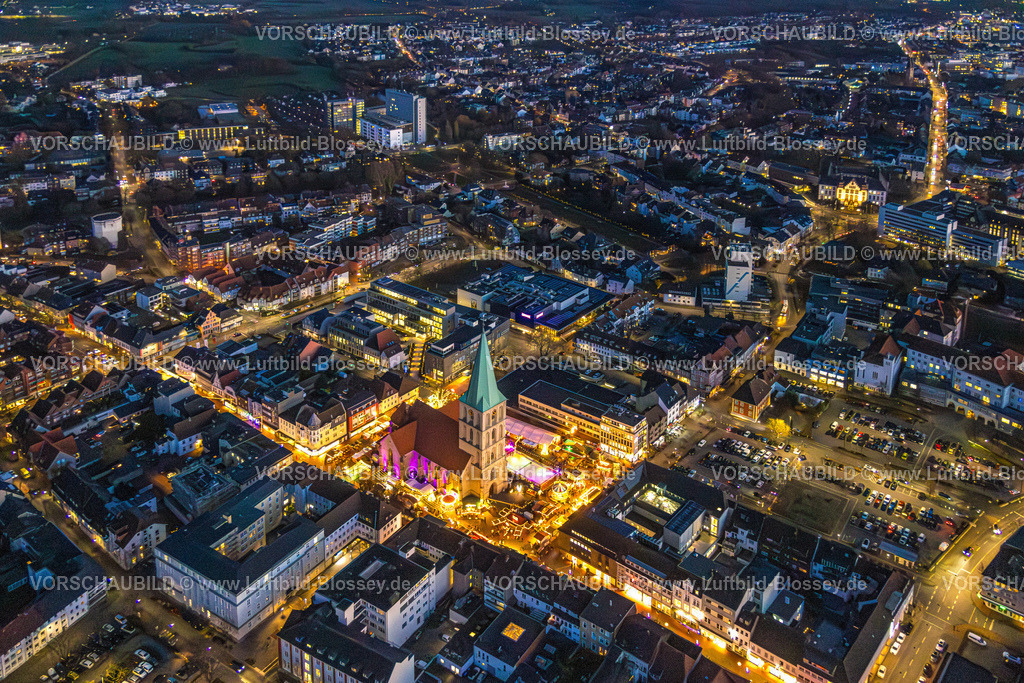 Hamm251201573Weihnachtsmarkt | Luftbild evang. Pauluskirche, Marktplatz, Weihnachtsmarkt mit Eislauffläche, Mitte Stadtbezirk Mitte, Hamm, Ruhrgebiet, Nordrhein-Westfalen, Deutschland