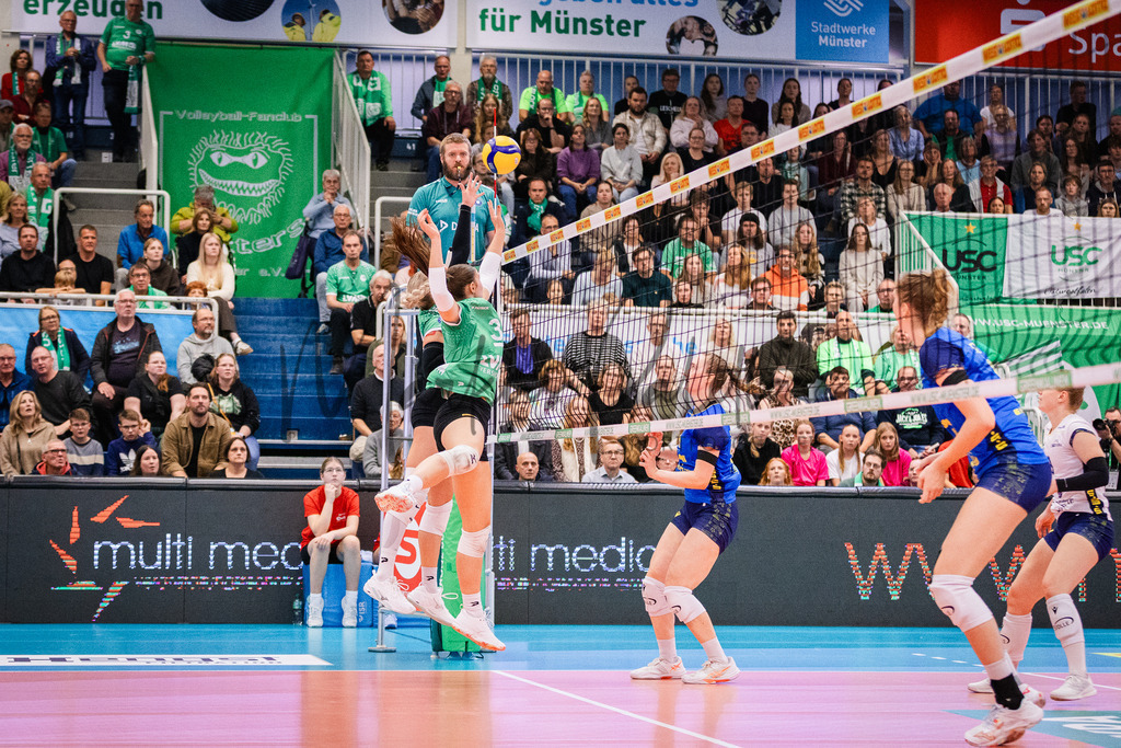 Volleyball, 1. Bundesliga Frauen, Hauptrunde, 1. Spieltag, Saison 2025/2026: USC Münster - SSC Palmberg Schwerin | 1. Bundesliga Frauen, Hauptrunde, 1. Spieltag, Saison 2025/2026, USC Münster empfängt SSC Palmberg Schwerin in der Sporthalle Berg Fidel in Münster. Foto: sportfotografie.ms | Markus Paletta - Realisiert mit Pictrs.com