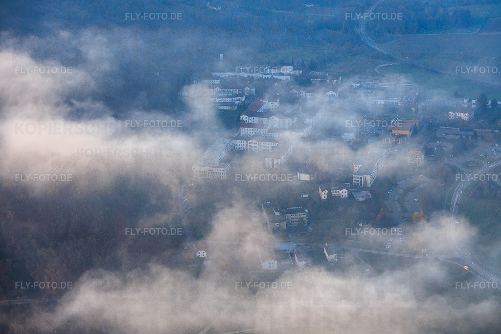 tiefe Wolken über der Pfalzklinik Landeck | Luftbild: tiefe Wolken über der Pfalzklinik Landeck in Klingenmünster im Bundesland Rheinland-Pfalz in Deutschland. Foto: IMG_151971.jpg vom 22.11.2025 durch Werner Riehm/FLY-FOTO.de - Realisiert mit Pictrs.com
