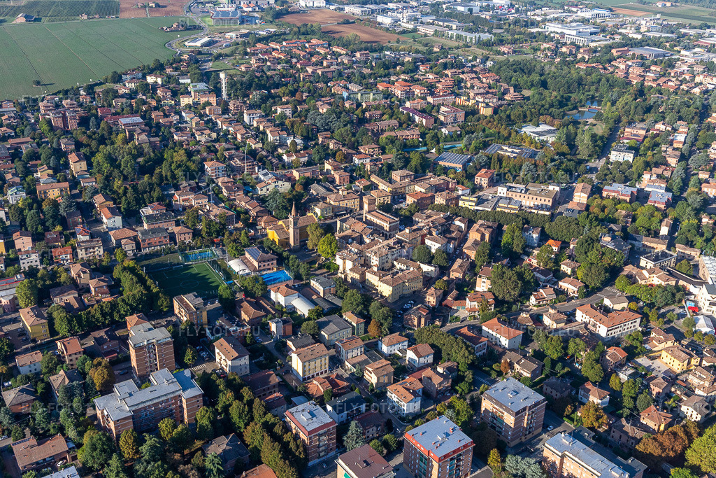 Vue aérienne: Vue de la ville à Castelnuovo Rangone dans le département Modena, Italie. Photo: IMG_134907.jpg prise le 20/09/2022 par Werner Riehm/FLY-FOTO.eu – Résolution de l'original: 5167 x 3445 px