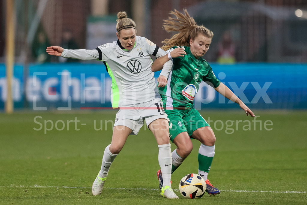 Fussball, Google Pixel Frauen-Bundesliga, SV Werder Bremen - VfL Wolfsburg | v.li.: Svenja Huth (VfL Wolfsburg, 10) und Ricarda Walkling (SV Werder Bremen, 13) im Zweikampf, Duell, Dynamik, Aktion, Action, Spielszene, DIE DFB-RICHTLINIEN UNTERSAGEN JEGLICHE NUTZUNG VON FOTOS ALS SEQUENZBILDER UND/ODER VIDEOÄHNLICHE FOTOSTRECKEN. DFB REGULATIONS PROHIBIT ANY USE OF PHOTOGRAPHS AS IMAGE SEQUENCES AND/OR QUASI-VIDEO.