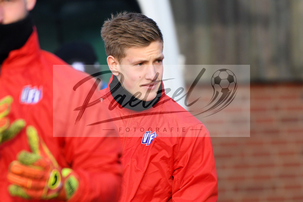20200126_TRAOSN_0022 | Fußball, Herren: Torhüter Laurenz Beckemeyer (VfL Osnabrück) schaut beim Training des VfL Osnabrück am 26.01.2020 im Sportpark Illoshöhe in Osnabrück, Deutschland.(Foto von Nico Paetzel) - Realisiert mit Pictrs.com