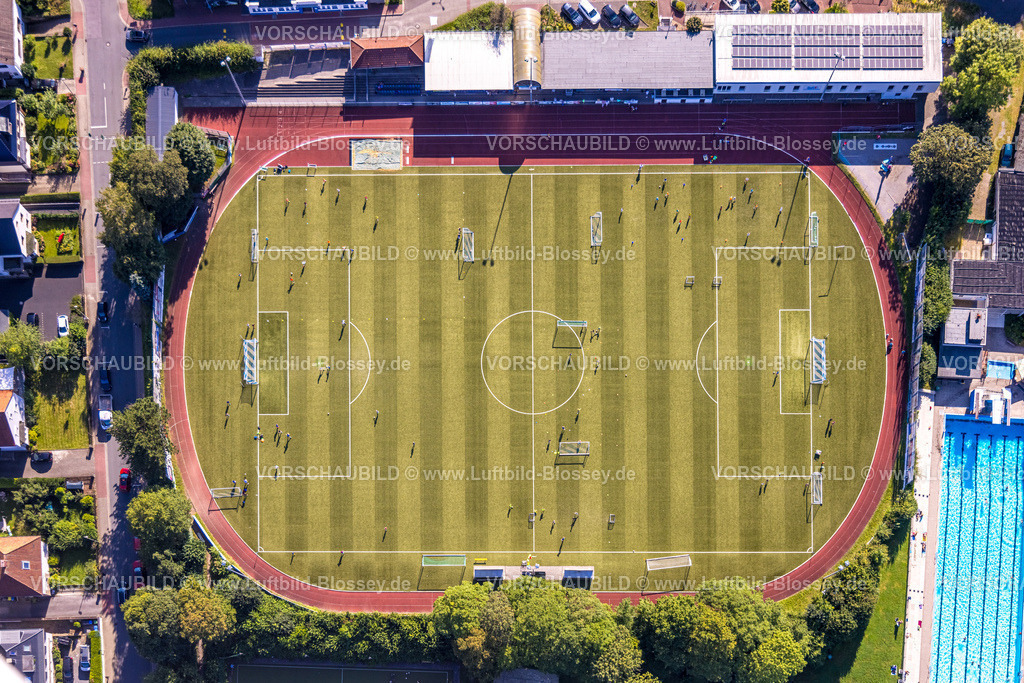 Sprockhoevel240810878 | Luftbild, Baumhofstadion mit Tribüne, Fußballstadion TSG 1881 Sprockhövel e.V., Spieler auf dem Platz im Training, Niedersprockhövel, Sprockhövel, Ruhrgebiet, Nordrhein-Westfalen, Deutschland