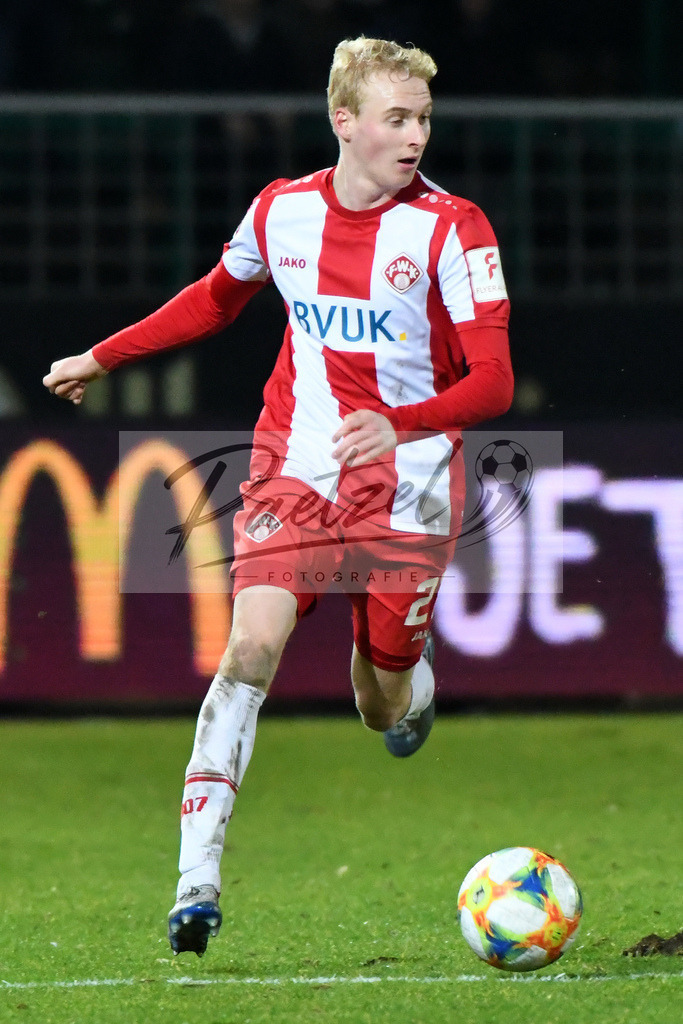 20200214_SCPFWK_0095 | Fussball, Herren: Luke Hemmerich (FC Wuerzburger Kickers) in Aktion, am Ball, Einzelaktion waehrend des Spiels der 3. Liga zwischen SC Preussen Muenster und FC Wuerzburger Kickers im Preussenstadion am 14.02.2020 in Muenster, Deutschland.DFB / DFL REGULATIONS PROHIBIT ANY USE OF PHOTOGRAPHS AS IMAGE SEQUENCES AND/OR QUASI-VIDEO. - Realisiert mit Pictrs.com