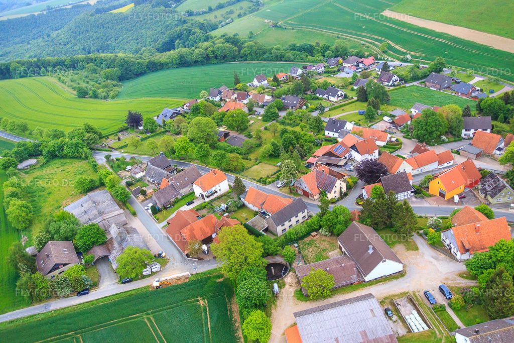 Luftbild: Dorfansicht im Ortsteil Kleinenberg in Bad Pyrmont im Bundesland Niedersachsen in Deutschland. Foto: IMG_079666.jpg vom 25.05.2015 durch Werner Riehm/FLY-FOTO.de