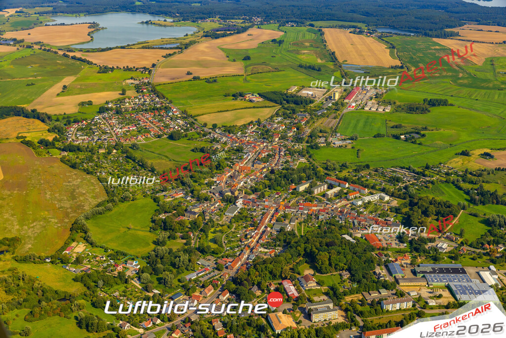 Bild der Stadt Brüel - Die Luftaufnahme wurde 2025 vom UL-Flugzeug heraus erstellt ( keine Drohne ) - Hochauflösende Luftaufnahme - für professionelle Ausdrucke geeignet. Die Geschenkidee !Hier alle&nbsp;Infos zur Lizenzierung der LuftaufnahmeWir fliegen auch dieses Jahr wieder in Ihre Region um Luftbilder zu erstellen.- Luftbild anfragen