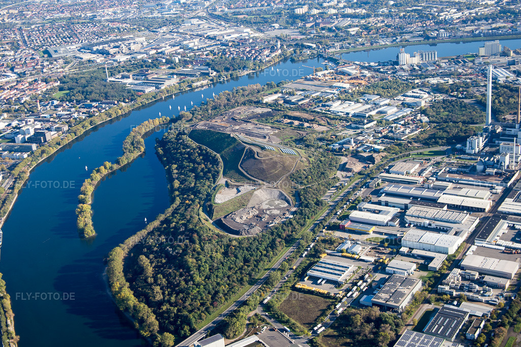 Luftbild: Deponie Friesenheimer Insel (Monte Scherbolino) im Ortsteil Neckarstadt-West in Mannheim im Bundesland Baden-Württemberg in Deutschland. Foto: IMG_074914.jpg vom 18.10.2014 durch Werner Riehm/FLY-FOTO.de