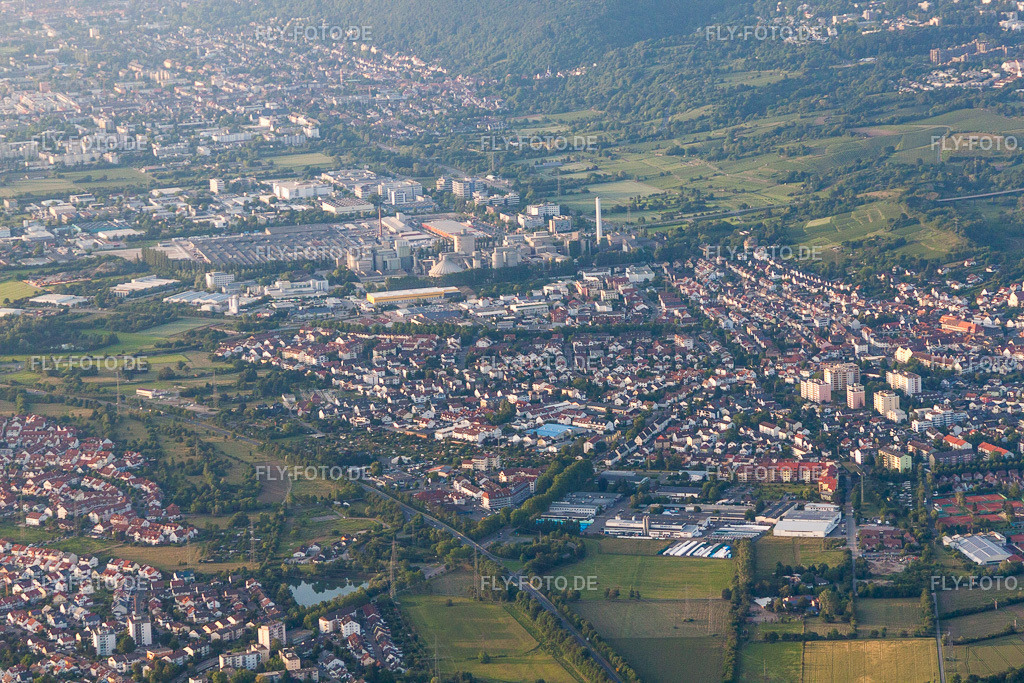 Ortsansicht der Straßen und Häuser der Wohngebiete | Luftbild: Ortsansicht der Straßen und Häuser der Wohngebiete in Leimen im Bundesland Baden-Württemberg in Deutschland. Foto: IMG_66411.jpg vom 30.05.2014 durch Werner Riehm/FLY-FOTO.de - Realisiert mit Pictrs.com