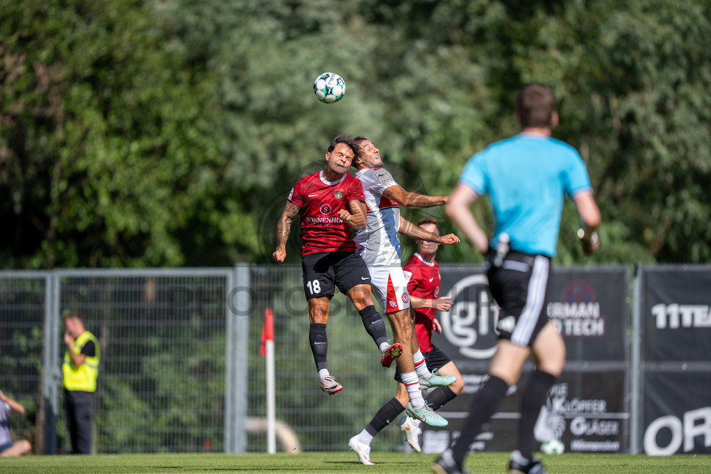 SG Sonnenhof Großaspach vs. Fortuna Köln, Fussball, 3. Liga, 1. Spieltag, 08.08.2026 | Zweikampf zwischen Niklas Pollex (SG Sonnenhof Großaspach, #18) und Fortuna Köln, #18),SG Sonnenhof Großaspach vs. Fortuna Köln, Fussball, 3. Liga, 1. Spieltag, 08.08.2026,DFB regulations prohibit any use of photographs as image sequences and/or quasi-video