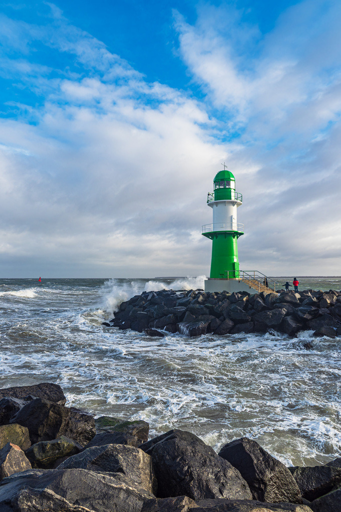 Die Mole an der Ostseeküste in Warnemünde an einem stürmischen Tag | Die Mole an der Ostseeküste in Warnemünde an einem stürmischen Tag.