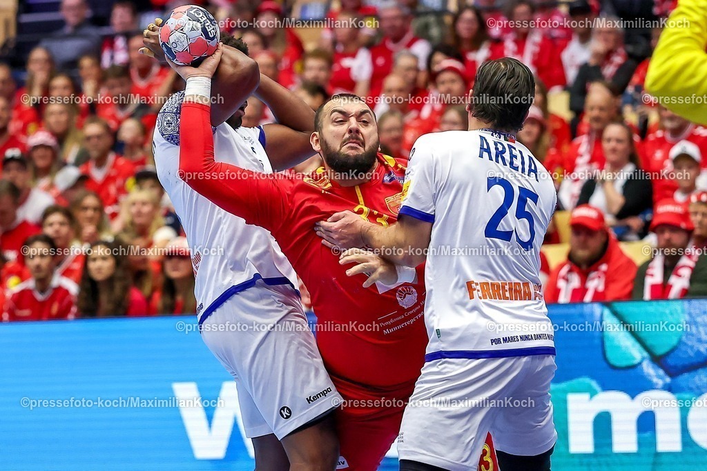 EHF18012601031 | 18.01.2026, Handball, Men's EHF EURO 2026, Portugal - Nordmazedonien, Jyske Bank Boxen in Herning, Dänemark, Preliminary Round:  Zharko Peshevski (North Macedonia #33) im Zweikampf gegen   Victor Manuel Iturriza Alvarez (Portugal #08)  Antonio Antunes Baeta Rodrigues Areia (Portugal #25) 