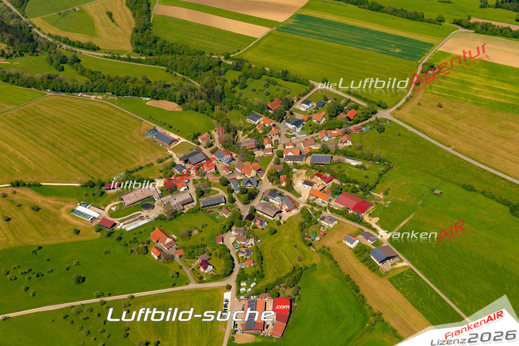 Das Luftbild zeigt : Holzleuten Heuchlingen - Die Luftaufnahme wurde 2024 vom UL-Flugzeug aus erstellt ( keine Drohne ) - Hochauflösende Luftaufnahme - Für grossformatige Ausdrucke geeignet. Die Geschenkidee !Mit Lizenz und Bildrechte bestellbar