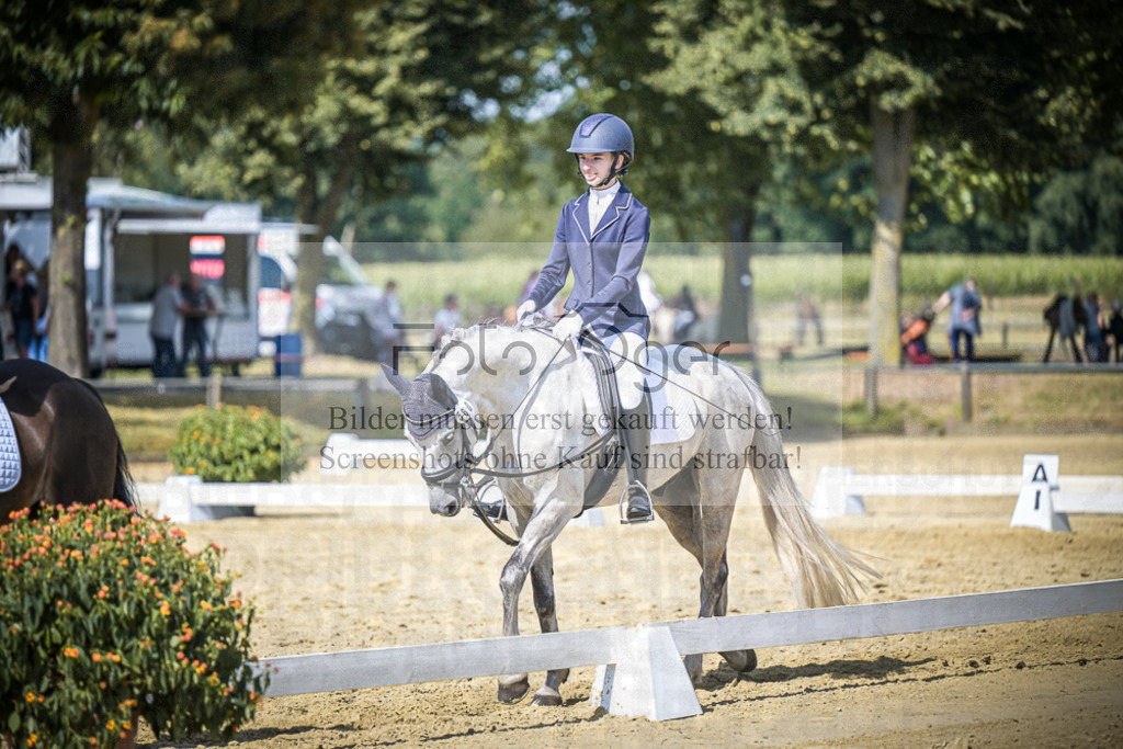DOS_8113 | Entdecke hochwertige Reitturnierfotos von Foto Oger. Professionell, emotional und authentisch – jetzt Lieblingsmomente im Shop bestellen.Deutschlandweite Turnierfotografie. - Realisiert mit Pictrs.com