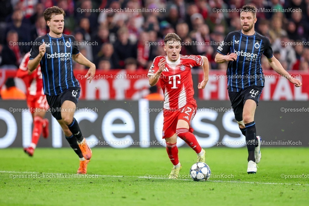 UCL22102501068 | 22.10.2025, Fußball, UEFA Champions League, FC Bayern München - Club Brügge, Allianz Arena, Saison 2025 2026: Lennart Karl&nbsp;(FC Bayern Muenchen #42) Regulations prohibit any use of photographs as image sequences and or quasi-video.im Zweikampf gegen  Hugo Vetlesen&nbsp;(Club Bruegge #10) Brandon Mechele&nbsp;(Club Bruegge #44) 