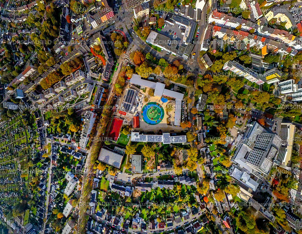 Herne241090410Kolibrischule | Luftbild, City und Kolibri-Schule Grundschule mit Stadtteilzentrum H2Ö, farbige kreisrunde Innenraumgestaltung und Spielplatz mit Bäumen auf dem Schulhof, Fisheye Aufnahme, Fischaugen Aufnahme, 360 Grad Aufnahme, tiny world, little planet, fisheye Bild, Herne-Süd, Herne, Ruhrgebiet, Nordrhein-Westfalen, Deutschland