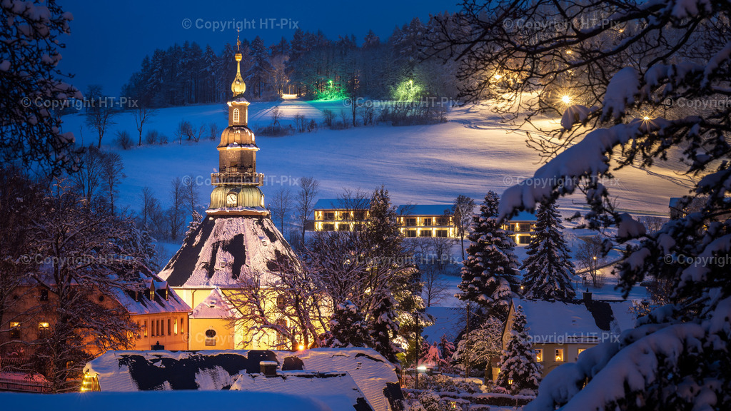 Illuminated church and houses in Seiffen at Christmastime. Saxony, Germany | Illuminated church and houses in Seiffen at Christmastime. Saxony, Germany
