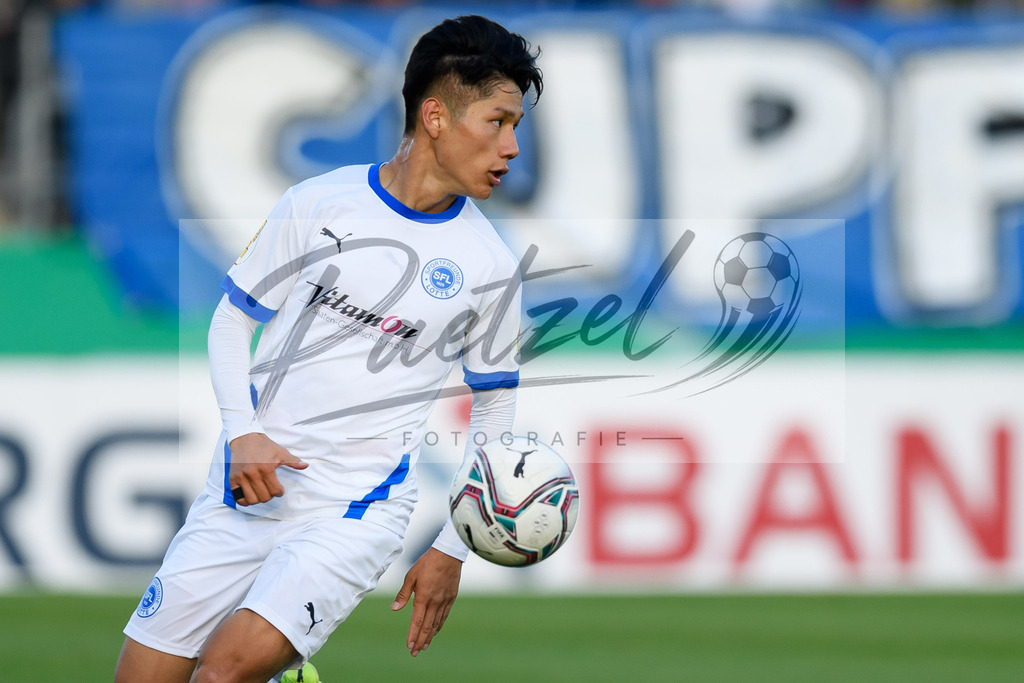 LOTKSC20210809_217 | Fussball, Herren: Karam Han (Sportfreunde Lotte) in Aktion, am Ball, Einzelaktion beim Spiel der 1. Runde im DFB-Pokal zwischen SF Lotte und Karlsruher SC im Stadion am Lotter Kreuz am 09.08.2021 in Lotte, Deutschland.DFB / DFL REGULATIONS PROHIBIT ANY USE OF PHOTOGRAPHS AS IMAGE SEQUENCES AND/OR QUASI-VIDEO. - Realisiert mit Pictrs.com