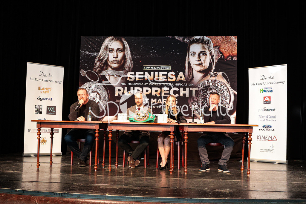 Seniesa Estrada - Tina Rupprecht/ Pressekonferenz | Das Kurhaus in Goeggingen ist Gastgeber fuer die offizielle Pressekonferenz von Tina Rupprecht / v. l. Sepp MAURER, Benedikt POELCHAU, Tina RUPPRECHT und Alexander HAAN