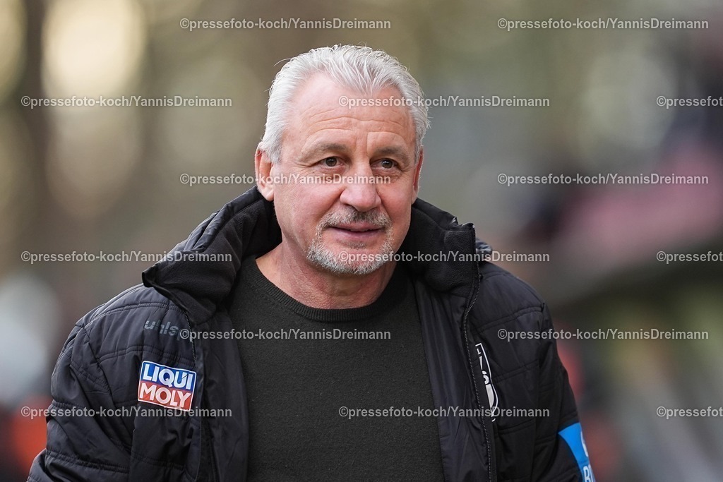 xYDRx06122501002 | 06.12.2025, xydrx, Fußball, 3.Liga, FC Viktoria Köln - SSV Ulm 1846, Saison 2025 2026, Sportpark Höhenberg: Pavel Dotchev (Cheftrainer SSV Ulm)       DFB regulations prohibit any use of photographs as image sequences and or quasi-video.Photo: xYannisxDreimannxPressefotoKochx