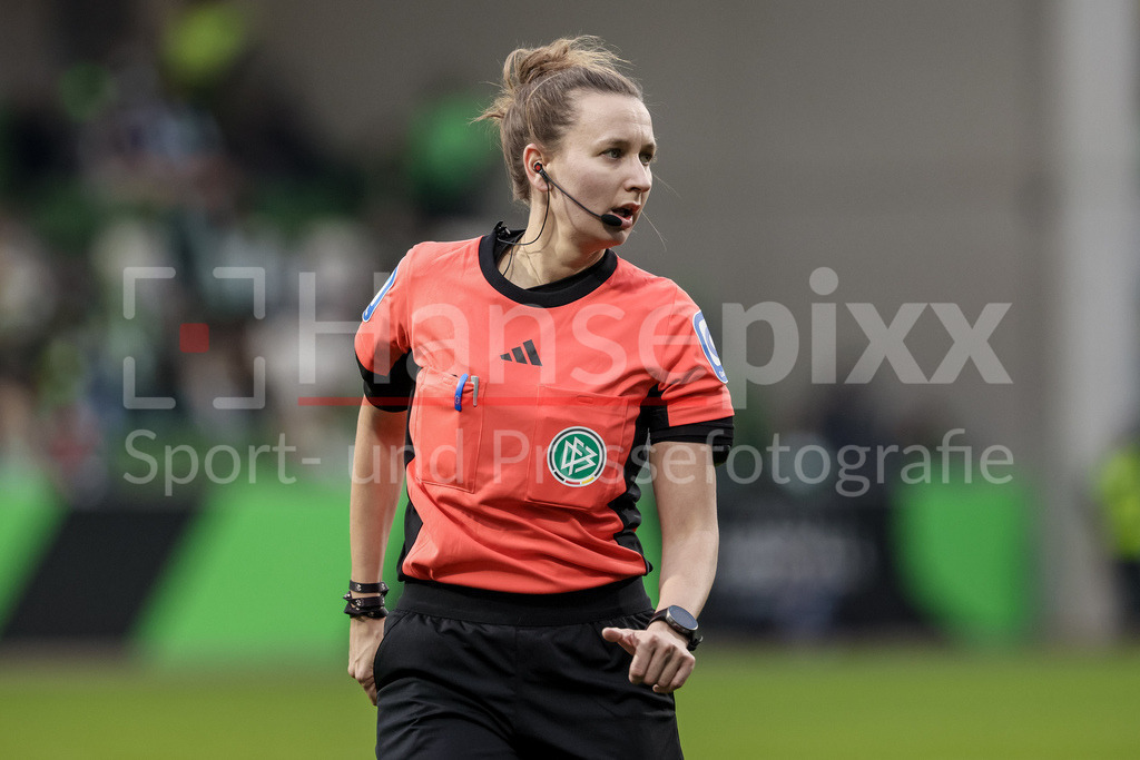 Fussball, Google Pixel Frauen-Bundesliga, VfL Wolfsburg - 1. FFC Turbine Potsdam | v.li.: Schiedsrichterin Sina Diekmann, Portrait, Nahaufnahme, Einzelfoto, Einzelbild, DIE DFB-RICHTLINIEN UNTERSAGEN JEGLICHE NUTZUNG VON FOTOS ALS SEQUENZBILDER UND/ODER VIDEOÄHNLICHE FOTOSTRECKEN. DFB REGULATIONS PROHIBIT ANY USE OF PHOTOGRAPHS AS IMAGE SEQUENCES AND/OR QUASI-VIDEO.
