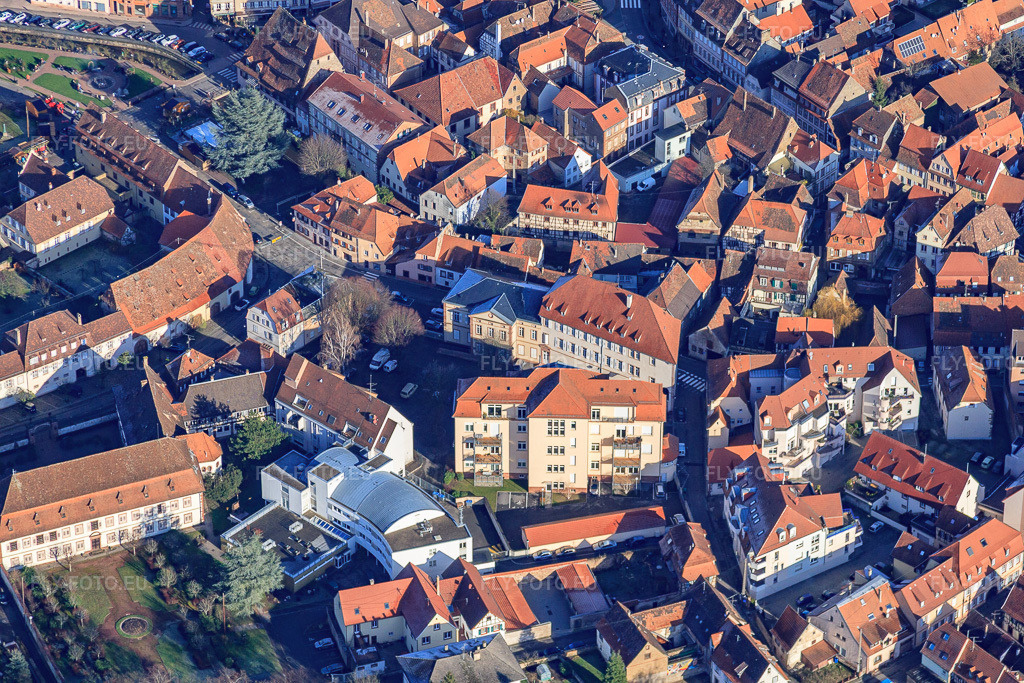 Vue aérienne: Pl. du Saumon à Wissembourg dans le département Bas Rhin, France – .Photo: IMG_48428.jpg prise le 11/12/2011 par Werner Riehm/FLY-FOTO.eu – Résolution de l'original: 4752 x 3168 px