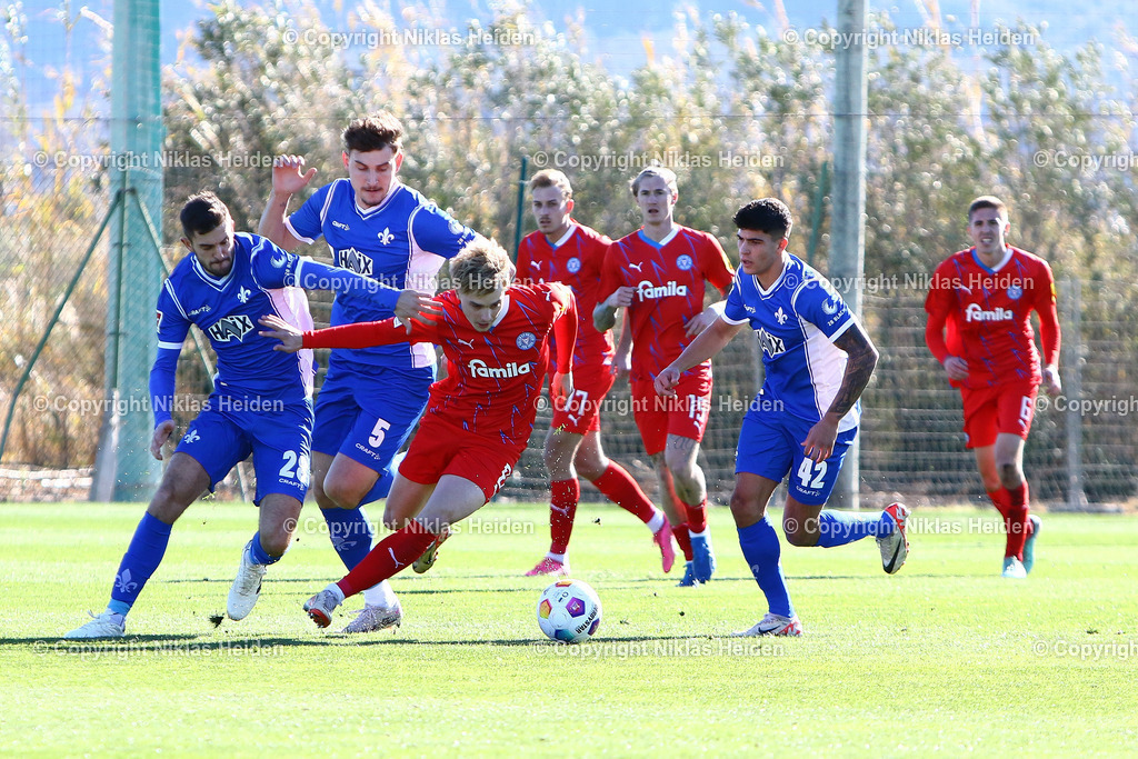 NH_HolsteinKiel_SVDarmstadt98_Testspiel_06012024 | #8 Finn Porath (Holstein Kiel), #23 Klaus Gjasula und #5 Matej Maglica (SV Darmstadt 98)

Testspiel I Trainingslager Spanien I 06.01.2024