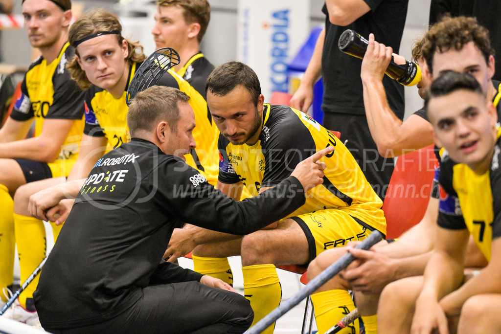 GC Unihockey vs HC Rychenberg - 27. August 2022 | GC Unihockey vs HC Rychenberg
AXA Arena, Winterthur
Assistent Kari Koskelainen (HC Rychenberg) instruiert Sämi Gutknecht (#6 HC Rychenberg).
Bild: Sportfotografie Markus Aeschimann | www.markus-aeschimann.ch - Realisiert mit Pictrs.com