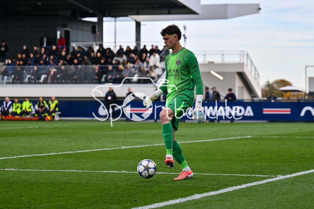 Paris Saint Germain U19 - FC Bayern München U19 | pARIS, FRANKREICH - 4. NOVEMBER: am Ball Marin JAMES (PSG U19 60) beim Ligaspiel zwischen der U19 von Paris Saint Germain und der U19 des FC Bayern München am 4. Spieltag der UEFA Youth League am PSG Campus am 04.11.2025
