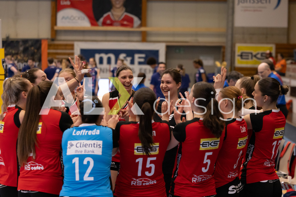 Volleyball I Frauen I Saison 2025-2026 I Volleyball NLA | Women I 1/2 Finals I  VC Kanti Schaffhausen - Sm'Aesch Pfeffingen I 07.03.2026 | VC Kanti Schaffhausen Spielerinnenkreis - Realisiert mit Pictrs.com