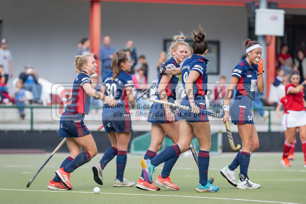 HK_20220925_100159 | 1. Bundesliga Damen Düsseldorfer HC - Berliner HC  am 25.9.2022 DHC Düsseldorf, Düsseldorf , Selin Oruz ( Düsseldorfer HC #14 ) , Agustina Albertarrio ( Düsseldorfer HC #9 ) , Pia Lhotak ( Düsseldorfer HC #5 ) , Sara Strauss ( Düsseldorfer HC #11 )