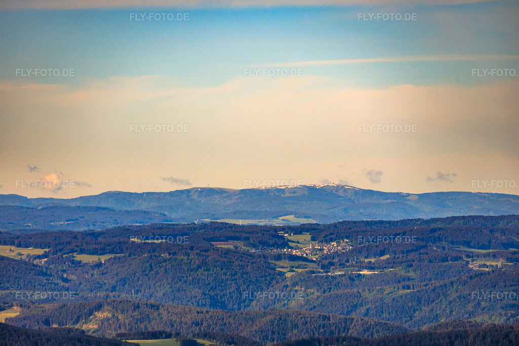 Luftbild: Schnee auf dem Feldberg Mitte Mai aus Nordosten im Ortsteil Rinken in Hinterzarten im Bundesland Baden-Württemberg in Deutschland.Foto: IMG_156495.jpg vom 17.05.2026 durch Werner Riehm/FLY-FOTO.deAuflösung des Originals: 5814 x 3876 px