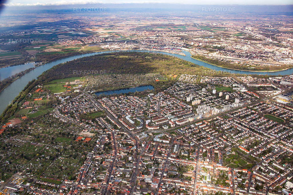 Luftbild: Stadtteil am Stollenwörthweiher aus Osten im Ortsteil Niederfeld in Mannheim im Bundesland Baden-Württemberg in Deutschland. Foto: IMG_076972.jpg vom 12.04.2015 durch Werner Riehm/FLY-FOTO.de