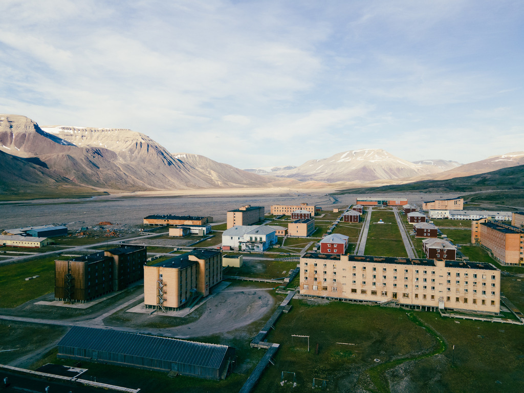 Pyramiden-auf-Spitzbergen-aus-der-Luft 07 - URBANISTER | Durch die Stadt gehen, als wohnte man woanders. Fotografie, subjektiver Urbanismus und aktiver Müßiggang. - Realisiert mit Pictrs.com