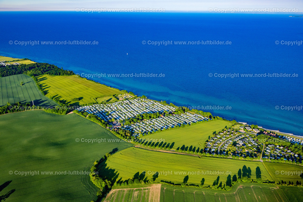 Schashagen_Campingplatz_Elfenschlucht_ELS_8506030622 | RUHLEBEN 03.06.2022 Campingplatz mit Wohnwagen und Zelten " Campingplatz Elfenschlucht " in Ruhleben an der Ostseeküste im Bundesland Schleswig-Holstein, Deutschland. Weiterführende Informationen bei: Campingplatz Elfenschlucht. // Campsite with caravans and tents " campsite Elfenschlucht " in Ruhleben on the Baltic Sea coast in the state Schleswig-Holstein, Germany. Further information at: Campingplatz Elfenschlucht. Foto: Martin Elsen