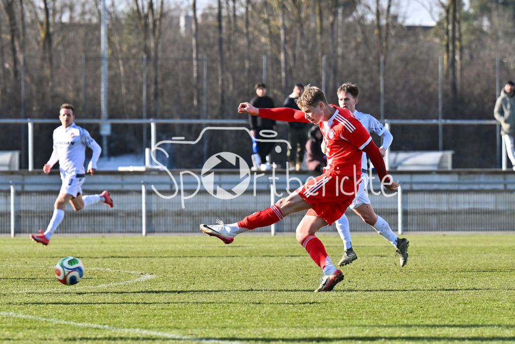 FC Bayern Amateure - FC Viktoria Pilsen U23 | MUNICH, GERMANY - 03. FEBRUARY: am Ball Anton HEINZ (FC Bayern München II 11) während dem Testspiel zwischen den Amateuren des FC Bayern und dem FC Viktoria Pilsen B am FC Bayern Campus