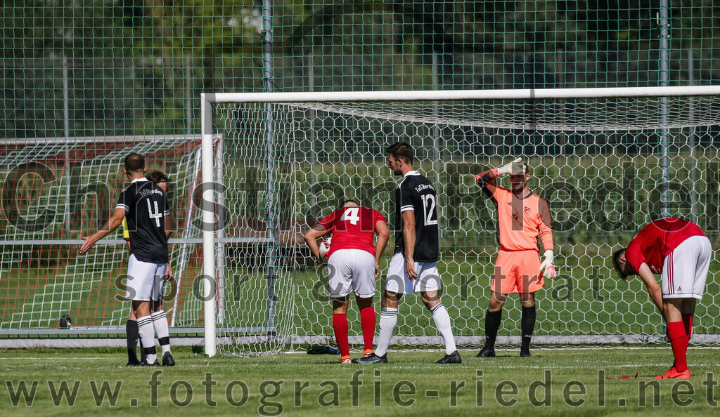 2023-08-20_001_TuS_Oberding_gegen_FC_Finsing_II | Oberding, Deutschland, 20.08.2023:
Fußball, Kreisklasse 2023 / 2024, 3. Spieltag, TuS Oberding gegen FC Finsing II, Endergebnis: 1:1

Christian Werner (TuS Oberding, #4), Stefan Jell (FC Finsing, #4), Markus Weber (TuS Oberding, #12), Torwart Alexander Strobl (TuS Oberding, #1)

Foto: Christian Riedel / fotografie-riedel.net