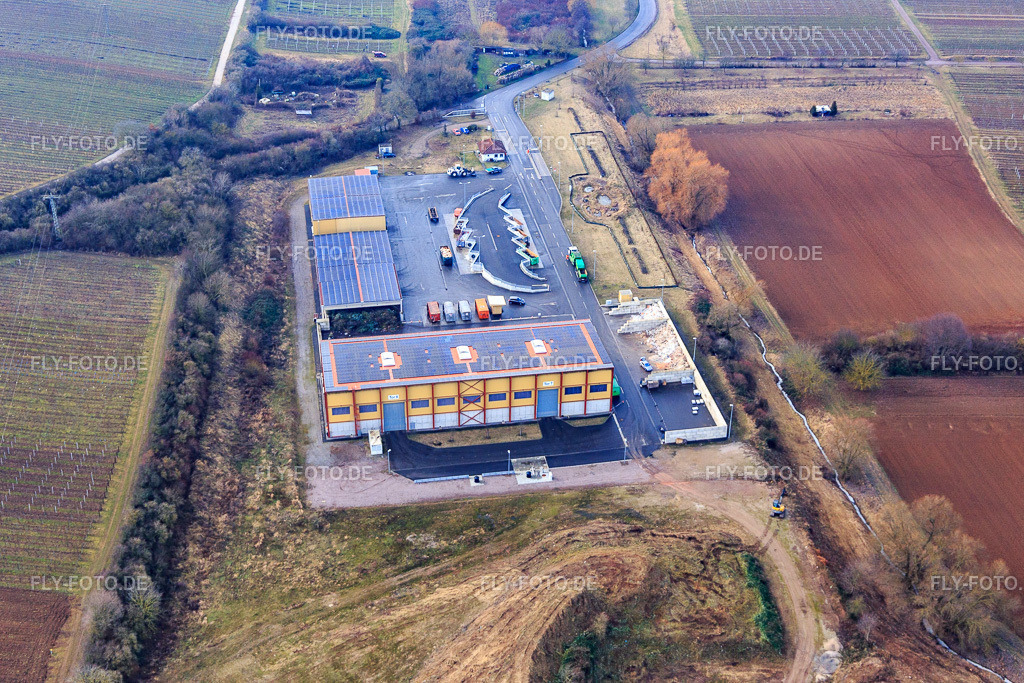 Landkreis Südliche Weinstraße, Wertstoffwirtschaftszentrum Nord (bei Edesheim) im Winter ohne Schnee aus Osten https://www.suedliche-weinstrasse.de/einrichtungen/eww/wertstoffwirtschaftszentren/ | Luftbild: Landkreis Südliche Weinstraße, Wertstoffwirtschaftszentrum Nord (bei Edesheim) im Winter ohne Schnee aus Osten https://www.suedliche-weinstrasse.de/einrichtungen/eww/wertstoffwirtschaftszentren/ in Knöringen im Bundesland Rheinland-Pfalz in Deutschland. Foto: IMG_096532.jpg vom 02.02.2017 durch Werner Riehm/FLY-FOTO.de - Realisiert mit Pictrs.com