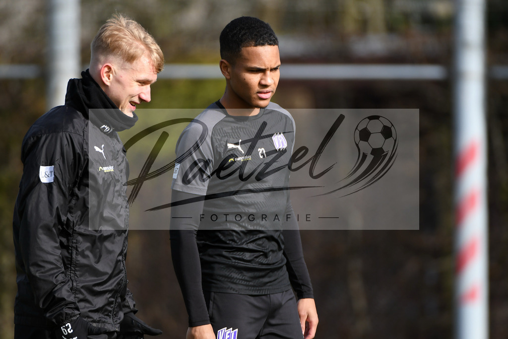 20200229_TRAOSN_0048 | Fussball, Herren: Bryan Henning (VfL Osnabrueck) und Felix Agu (VfL Osnabrueck) schauen waehrend der Trainingseinheit des VfL Osnabrueck im Sportpark Illoshoehe am 29.02.2020 in Osnabrueck, Deutschland. - Realisiert mit Pictrs.com