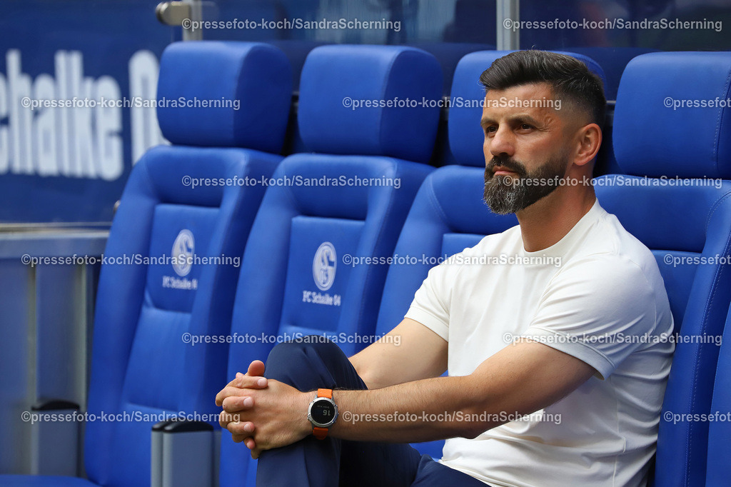 xSSC26072501048 | 26.07.2025, xsscx, Fuﬂball, FC Schalke 04 - FC Sevilla, 2. Fuﬂball Bundesliga, VELTINS-Arena, Saison 2025 2026: Miron Muslic (Cheftrainer Schalke 04) DFB regulations prohibit any use of photographs as image sequences and or quasi-video.