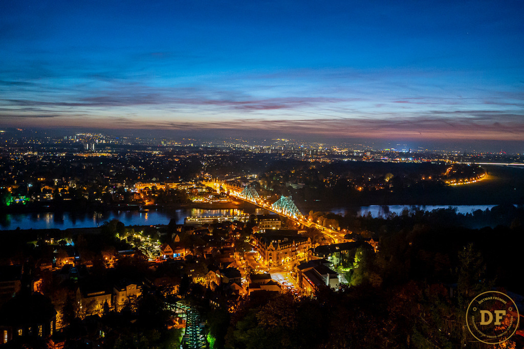 1.2-Galaktisch_BW+SU+Elbknick | Geschenke, Wandbilder und Accessoires mit Motiven aus Dresden und anderen schönen Orten zur Verschönerung Deines zu Hauses und zum verschenken gewünscht? Wähle Deine Lieblingsbild auf dem Produkt Deiner Wahl. 