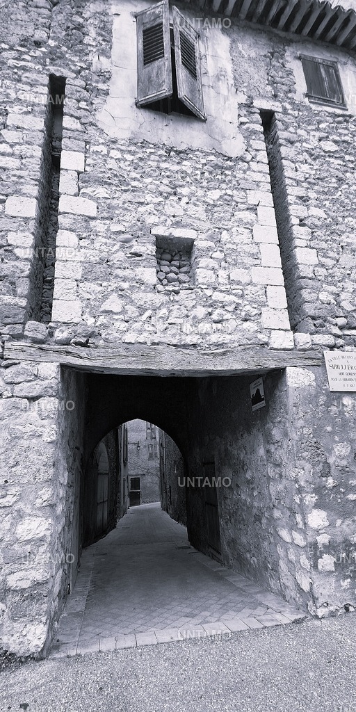 Tor Durchgang castellane | untamo - Realisiert mit Pictrs.com