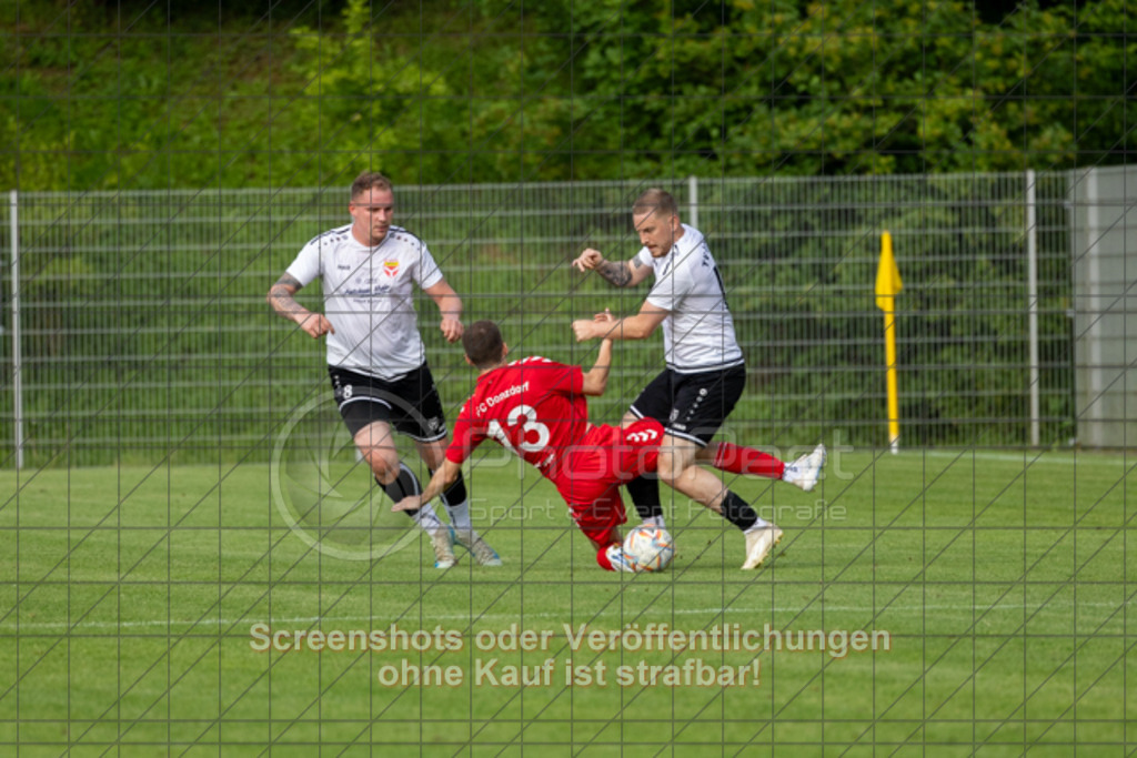 20250616_194041_0524 | #,  TV Eybach (weiß) vs. 1.FC Donzdorf II (rot), Fussball, Entscheidungsspiel 3 in Kreisliga A3 - Bezirk Neckar/Fils, Saison 2024/2025, Rasensportplatz, Staufenecker Str. 41, 73084 Salach, 16.06.2025 - 18:30 Uhr,Foto: PhotoPeet-Sportfotografie/Peter Harich