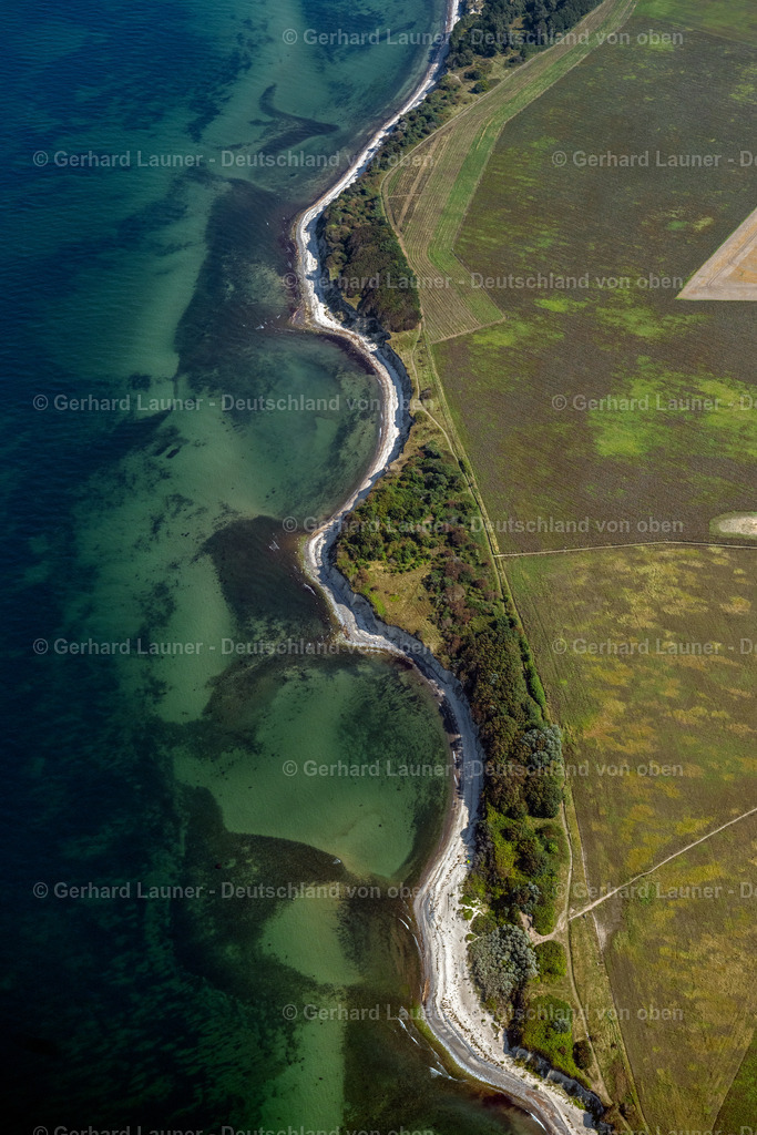 4061472 | DRANSKE 08.09.2021 Küsten- Landschaft an der felsigen Steilküste auf der Insel Rügen in Dranske im Bundesland Mecklenburg-Vorpommern, Deutschland. // Coastline at the rocky cliffs on the island Ruegen in Dranske in the state Mecklenburg - Western Pomerania, Germany. Foto: Gerhard Launer