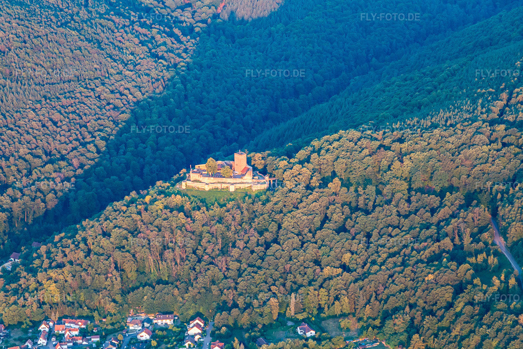Luftbild: Ruine und Mauerreste der ehemaligen Burganlage Burg Landeck in Klingenmünster im Bundesland Rheinland-Pfalz in Deutschland. Foto: IMG_109662.jpg vom 06.08.2018 durch Werner Riehm/FLY-FOTO.de