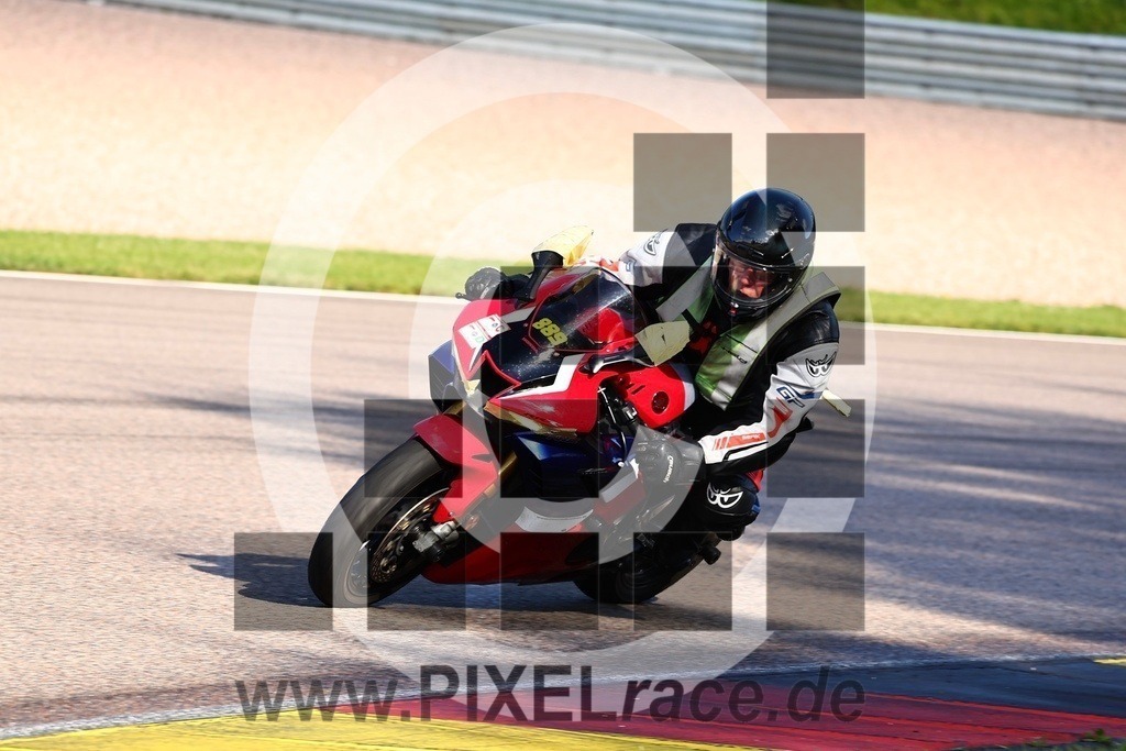 0889-20250923_33128 | Schöne Erinnerungen an spannende Momente - das festzuhalten ist unser Job. PIXELrace.de ist seit 2003 auf den Rennstrecken Europas unterwegs um die Action draußen beim Fahren und die wunderbare Stimmung imm Fahrerlager für euch einzufangen.