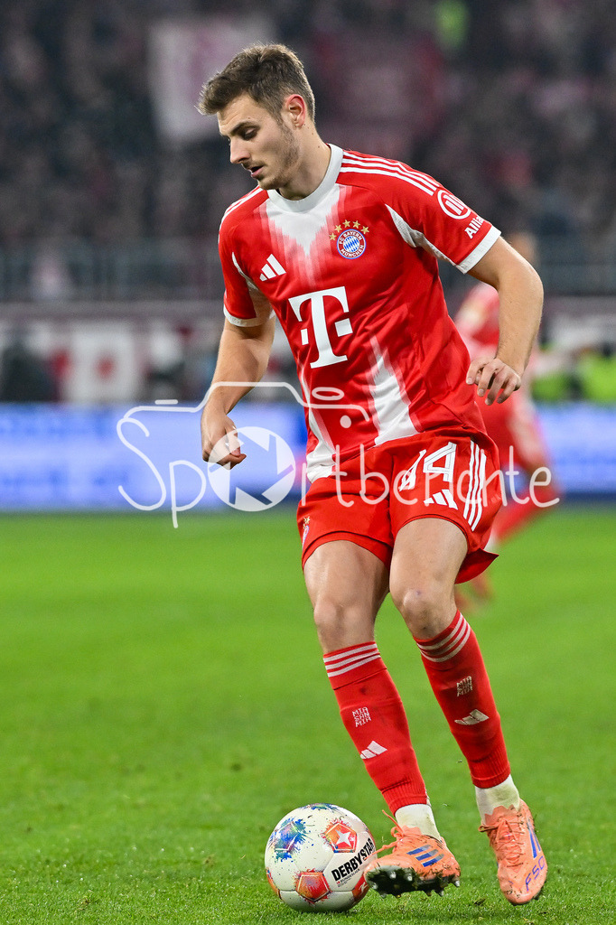 FC Bayern München - 1. FSV Mainz 05 | MUNICH, GERMANY - 14. DECEMBER: am Ball Josip STANISIC (FC Bayern Munich 44) / Einzelfoto / Freisteller  während dem Bundesligamatch zwischen dem FC Bayern München und dem 1. FSV Mainz 05 am 14. Spieltag in der Allianz Arena / DFL REGULATIONS PROHIBIT ANY USE OF PHOTOGRAPHS AS IMAGE SEQUENCES AND/OR QUASI-VIDEO