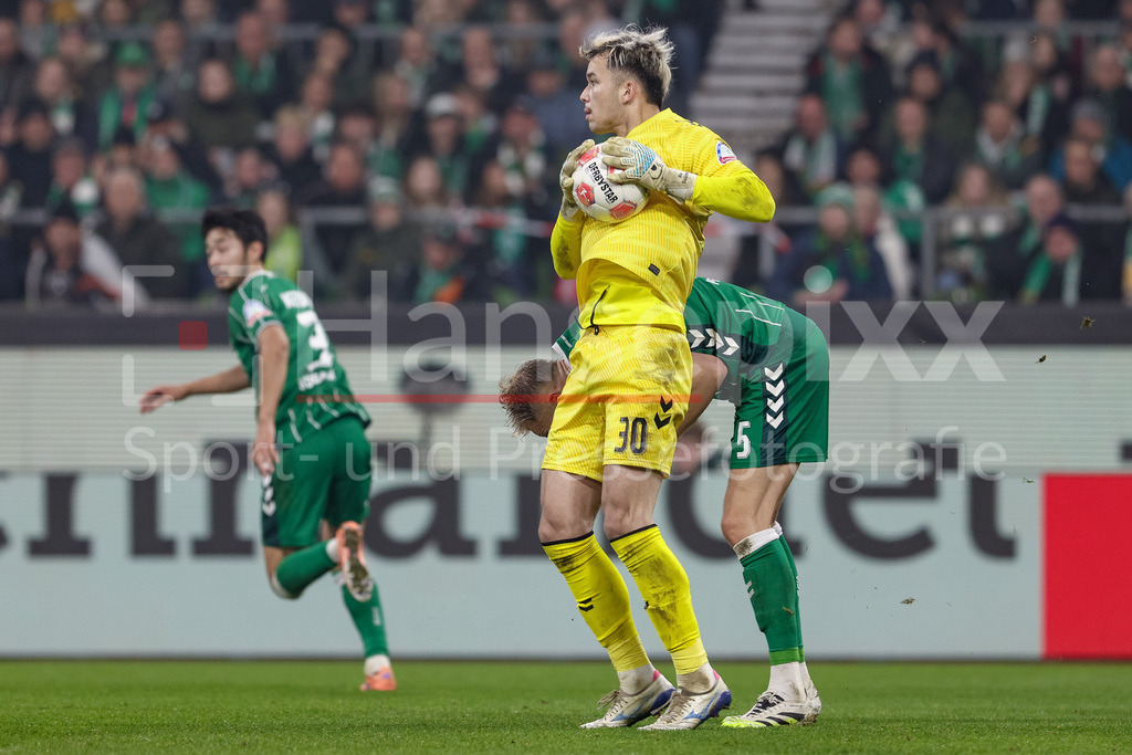 Fussball, Bundesliga, SV Werder Bremen - VfL Wolfsburg | Mio Backhaus (Torhüter, Torwart, SV Werder Bremen, 30) am Ball, Einzelbild, Ganzkörper, Aktion, Action, Spielszene, DIE DFL-RICHTLINIEN UNTERSAGEN JEGLICHE NUTZUNG VON FOTOS ALS SEQUENZBILDER UND/ODER VIDEOÄHNLICHE FOTOSTRECKEN. DFL REGULATIONS PROHIBIT ANY USE OF PHOTOGRAPHS AS IMAGE SEQUENCES AND/OR QUASI-VIDEO.