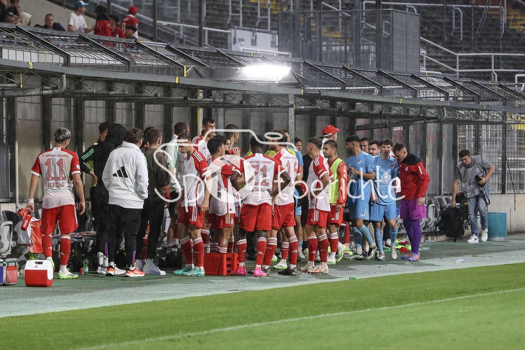 FC Bayern Amateure - Türkgücü München | Die beiden Mannschaften stehen vorm Eingang in die Kabiene / Regen / Gewitter / Spielabbruch / Abbruch / Regenpause