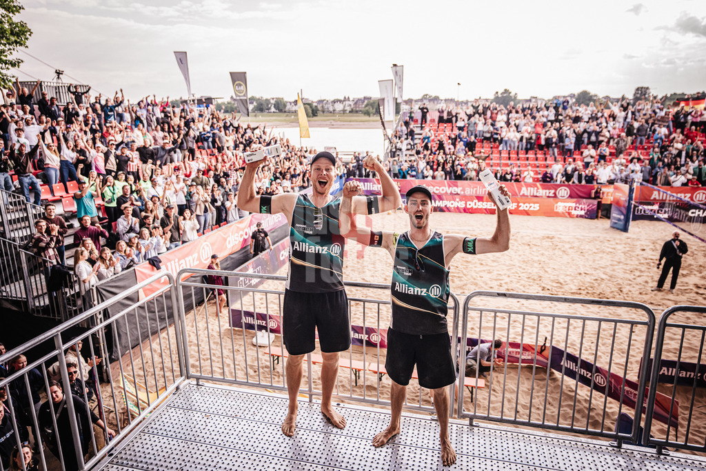 Beachvolleyball | Männer | Allianz German Beach Tour 2025 | Tourstop Düsseldorf | 18.05.2025 | v.l. Nils Ehlers und Clemens Wickler gewinnen das Turnier in Düsseldorf und feiern