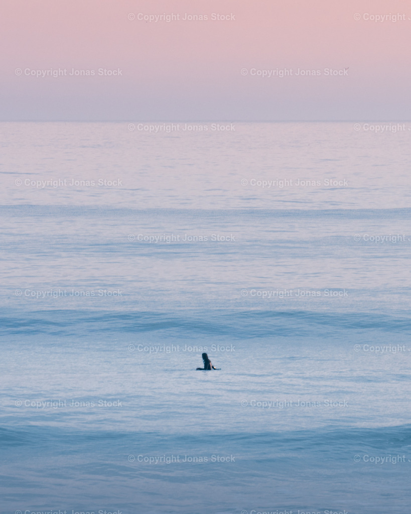 Waiting & Wishing | A surfer waiting for waves during sunset.  - Realisiert mit Pictrs.com